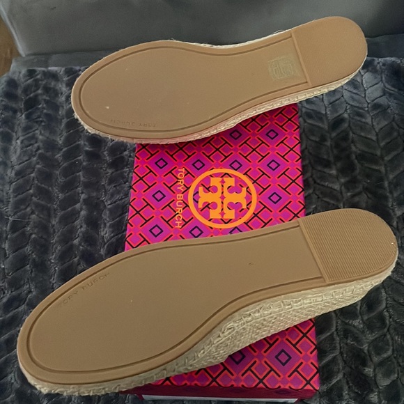 NEW NEVER WORN.  TORY BURCH - Picture 4 of 4